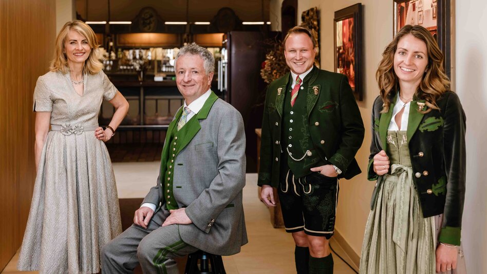 Gastgeberfamilie in ihrem Hotel: Seniorchefs Maria und Alfred Friedl, Juniorchefs Nikolaus und Johanna Walz