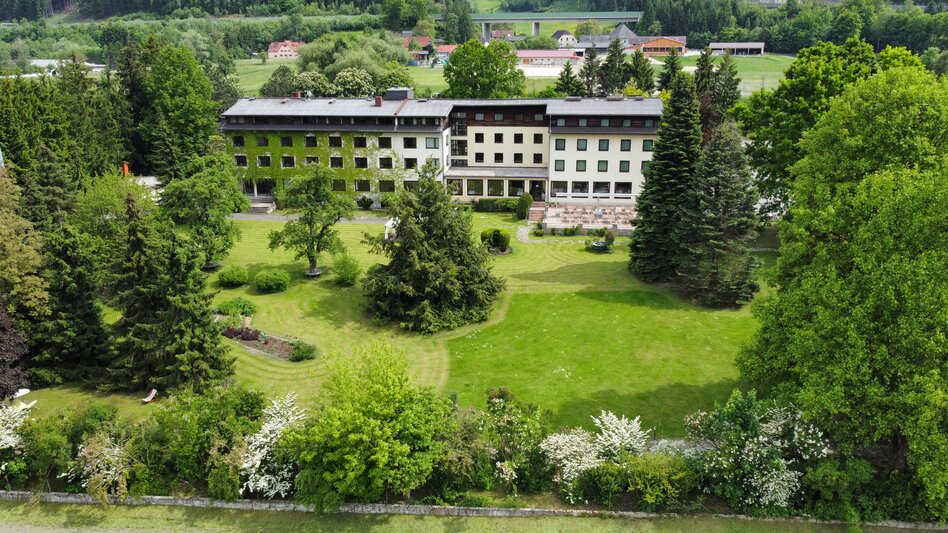 Blick auf das Hotel mit Parkanlage