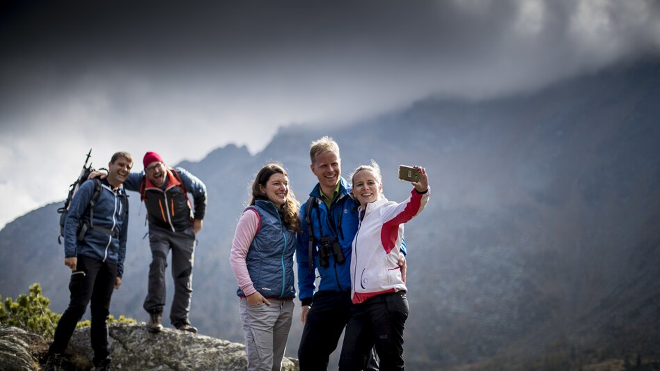 Die 5-köpfige Gruppe macht ein Selfie zur Erinnerung an die schöne Wanderung