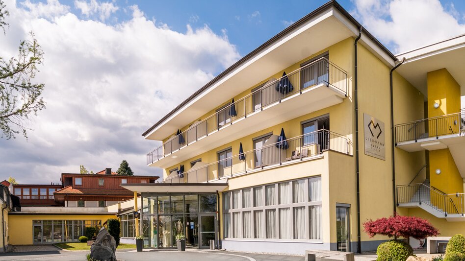 Außenansicht Hotel Liebmann mit Eingangsbereich und Vorplatz