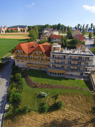 Hotel Kutscherwirt with Vorau Abbey in the background | © Kutscherwirt | Wolfgang Romirer