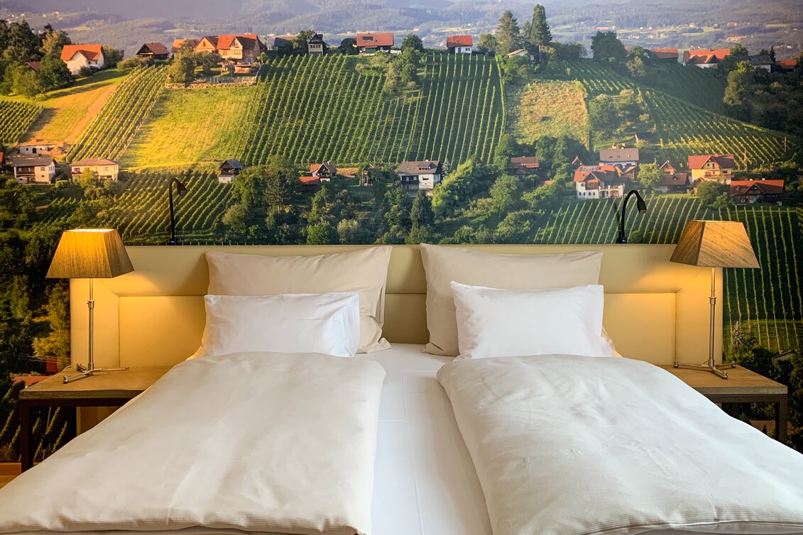 Doppelzimmer mit Weingärten von Hochgrail als Kulisse | © Stainzerhof | Renate Pein | © Stainzerhof