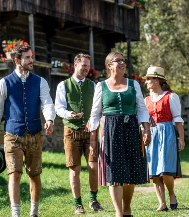Spaziergang in Tracht | Jesse Streibl | © Gruppenreisen Steiermark