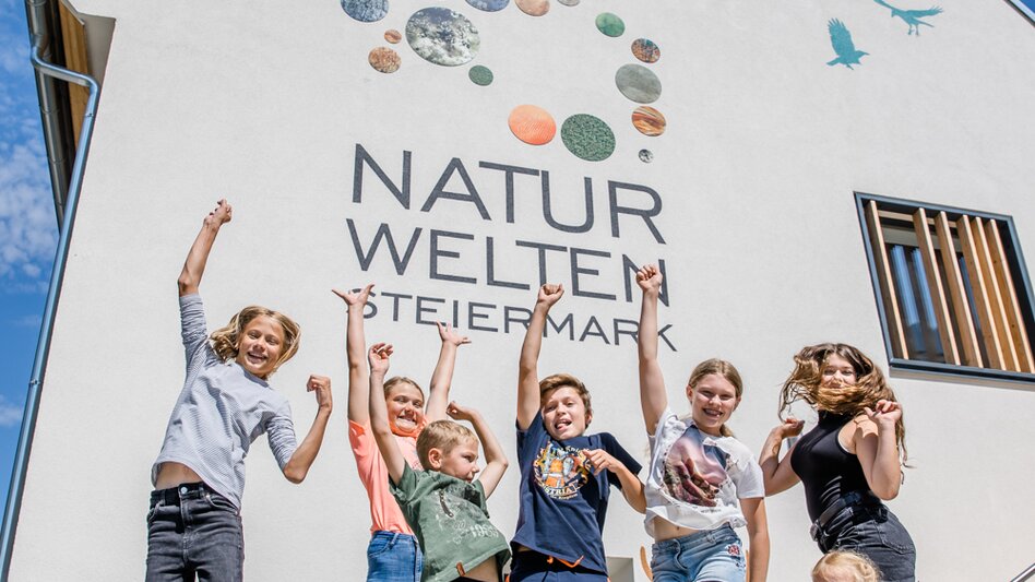 Kindergruppe vor dem Naturwelten Gebäude