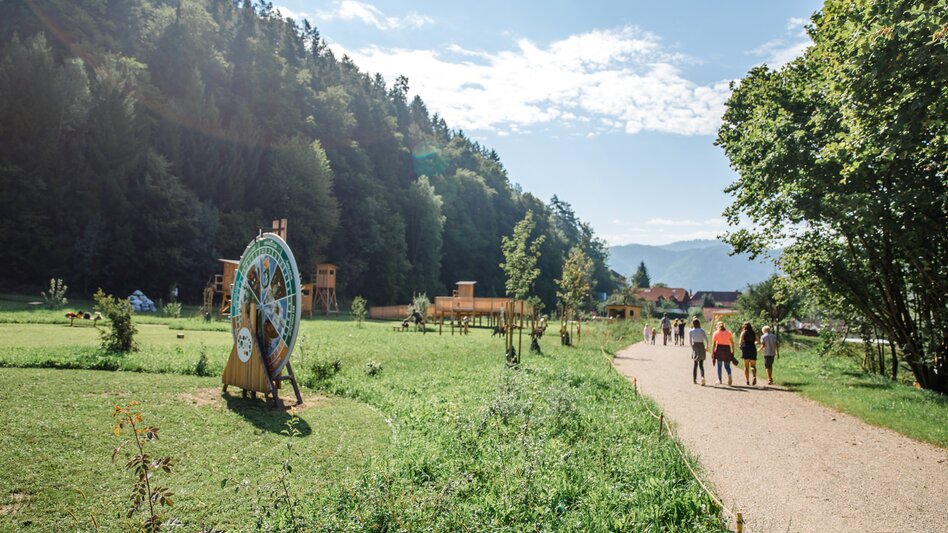 Gruppen, die durch die Naturwelten im Freien spazieren