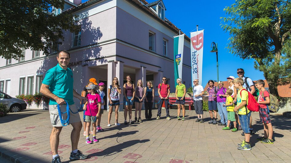 Gruppe vor dem Gemeindeamt St. Josef