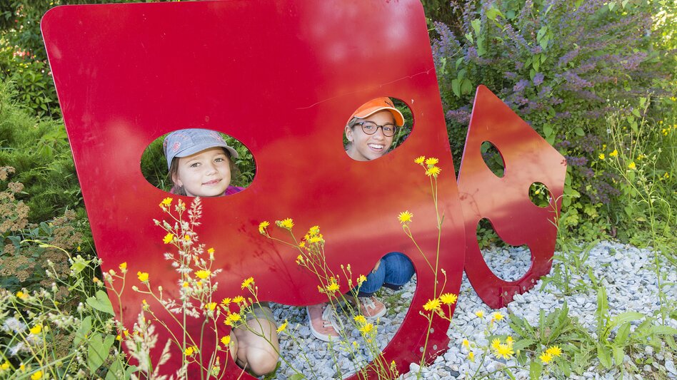 2 Kinder hinter der Theatermaske
