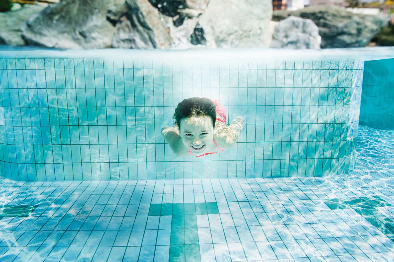 Ein Kind taucht im klaren Thermalwasser | © Thermenresort Loipersdorf