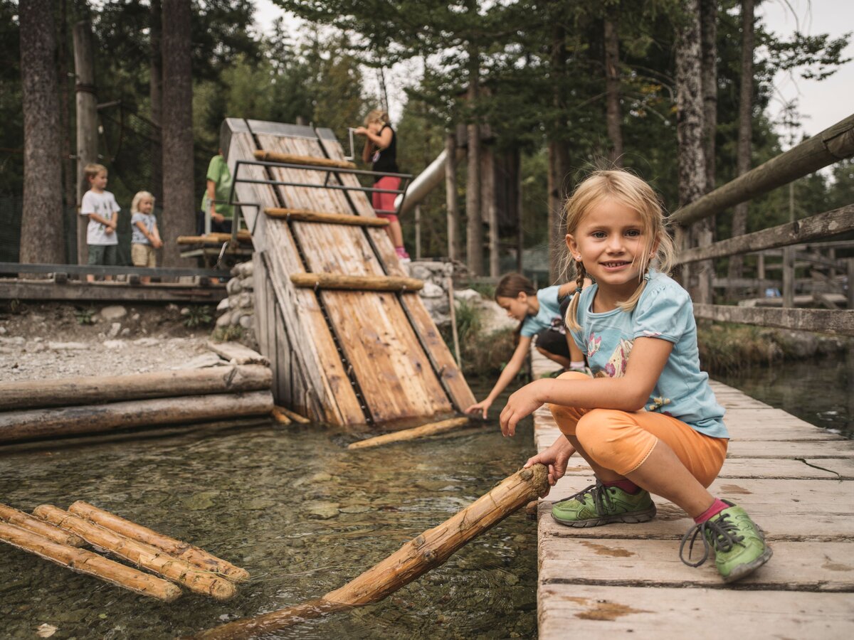 Holz flößen im Wassererlebnispark | © Nationalpark Gesäuse