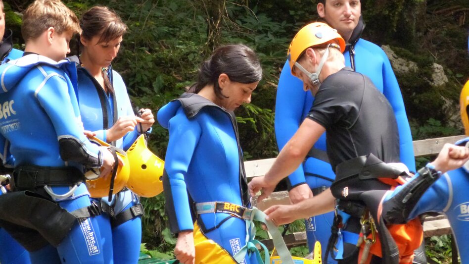 Gruppe bei der Vorbereitung aufs Canyoning