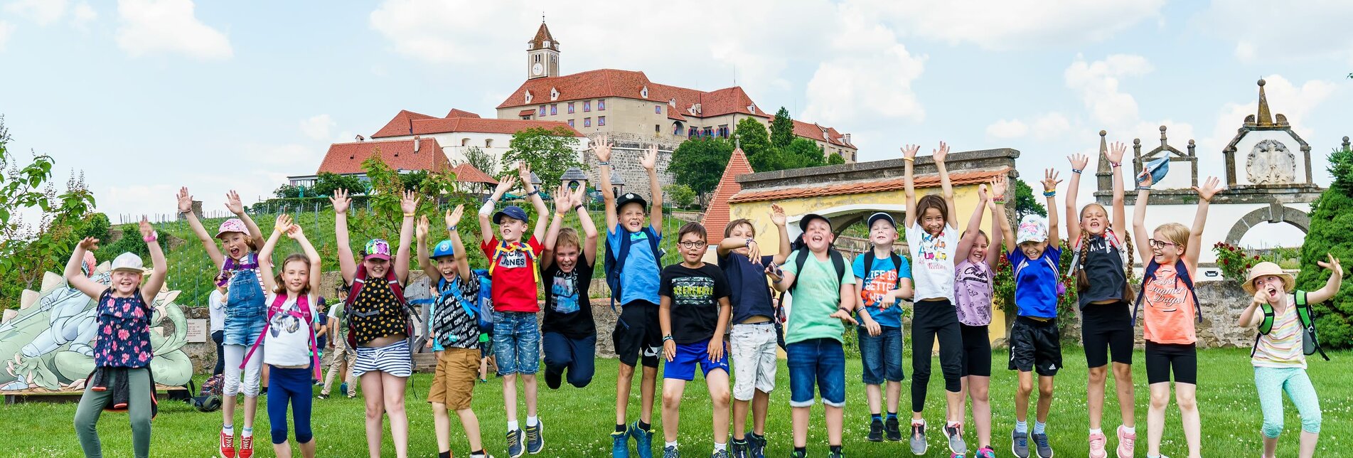 Eine Schulklasse freut sich! Im Hintergrund die Riegersburg. | © Burg Riegersburg | Ferder