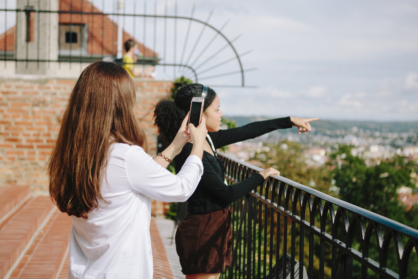 Zwei Jugendliche machen Fotos am Geländer des Graz Museum Schlossberg.  | © Graz Museum Schlossberg