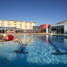 Mann springt kopfüber ins Becken | © H2O Hoteltherme GmbH
