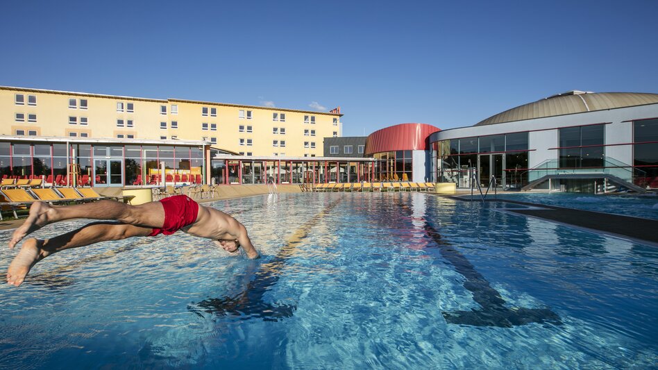 Mann springt kopfüber ins Becken | © H2O Hoteltherme GmbH