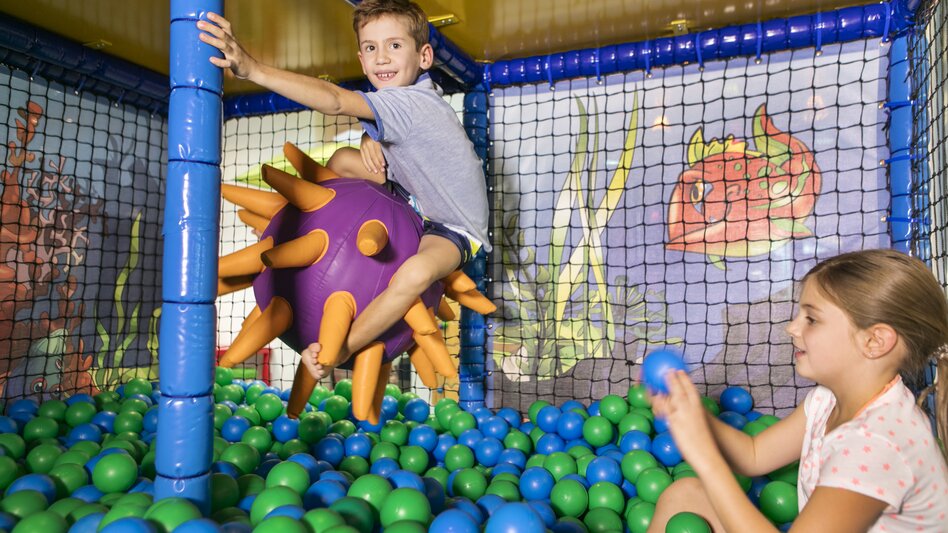 Zwei Kinder spielend im Bällebad | © H2O Hoteltherme GmbH