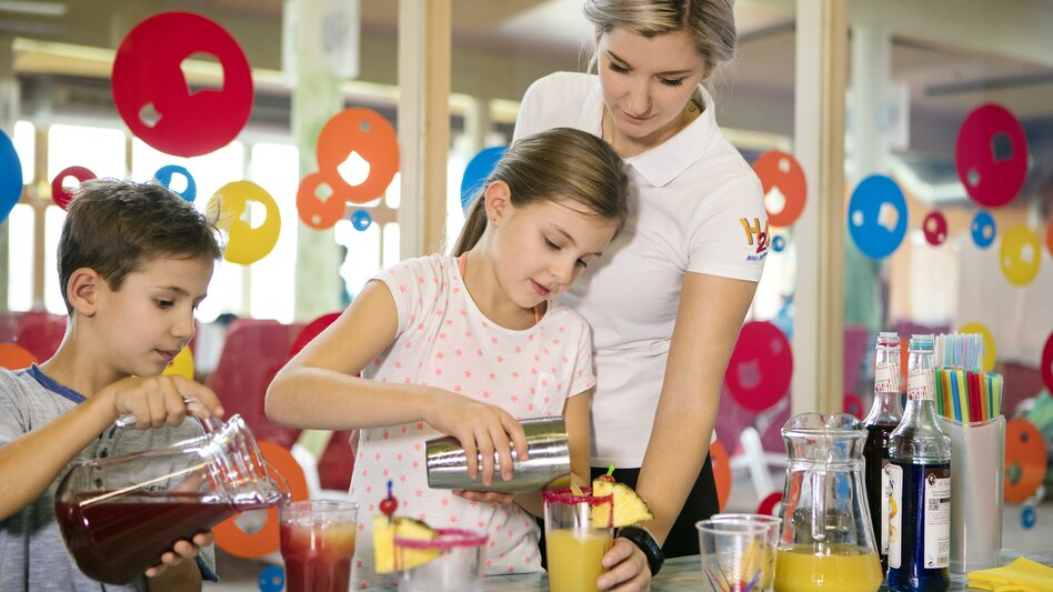 Kinder beim Cocktailmixen | © H2O Hoteltherme GmbH