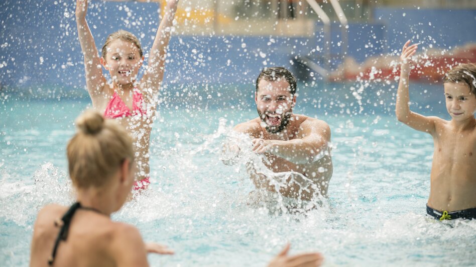 Familie bei Wasserschlacht | © H2O Hoteltherme GmbH