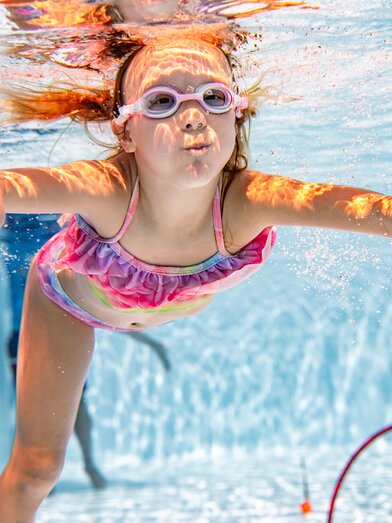 Schwimmen lernen in der Therme | © H2O Hotel-Therme-Resort 