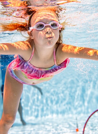 Schwimmen lernen in der Therme | © H2O Hotel-Therme-Resort 