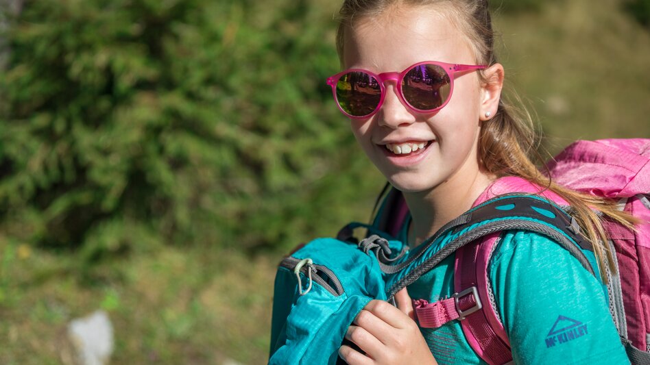 Auf in den Naturpark - Mädchen mit Sonnenbrille und Rucksack in der Natur | © TVB Naturpark Zirbitzkogel-Grebenzen