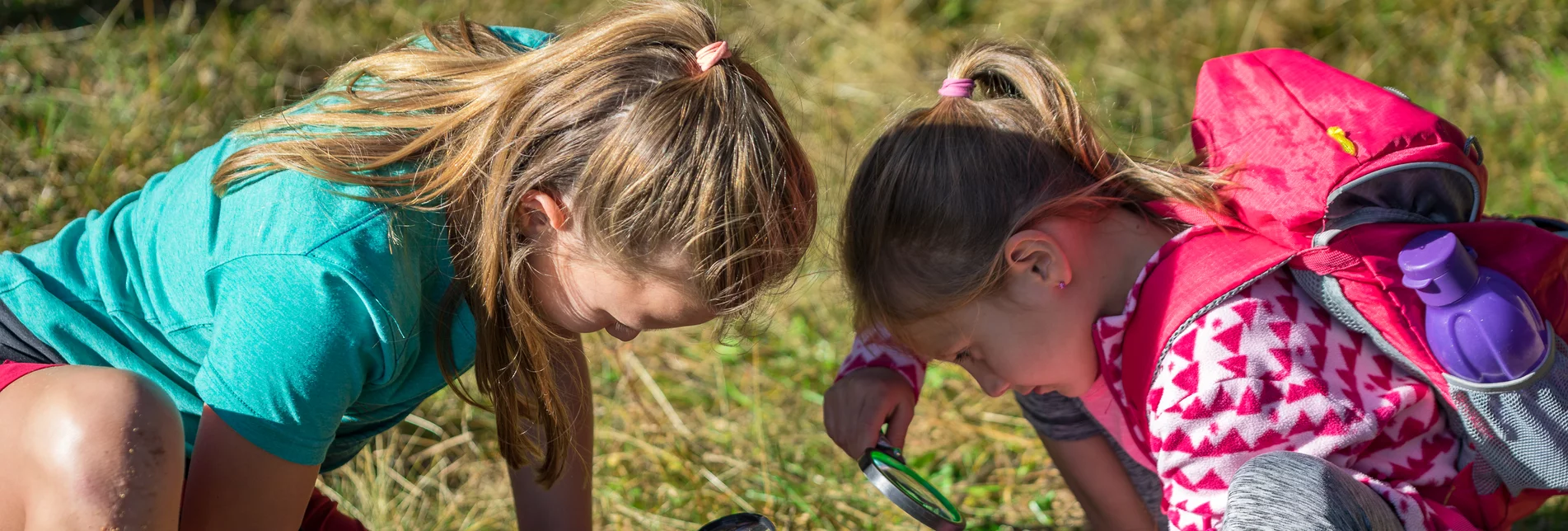 Naturpark-Forscher - zwei Mädchen mit Lupe in der Wiese | © TVB Naturpark Zirbitzkogel-Grebenzen