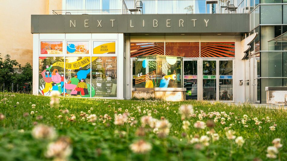 Platz für Held:innen, der Eingang ins Next Liberty
