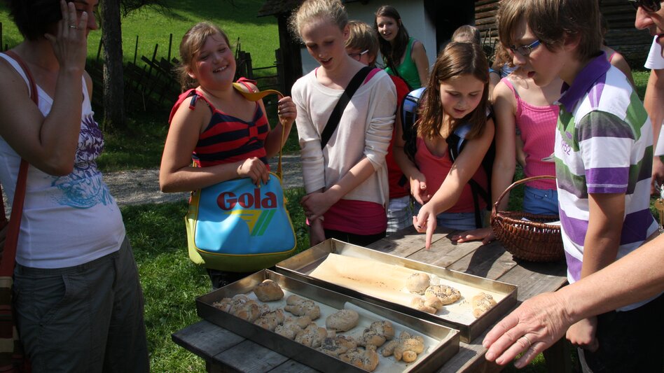 Schulprogramm "Weckerlbacken" | © Österreichisches Freilichtmuseum/UMJ