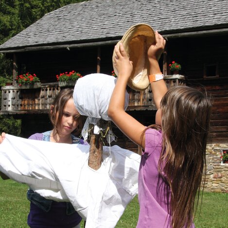 Schulprogramm "Vogelscheuche bauen" | © Österreichisches Freilichtmuseum Stübing | © Österreichisches Freilichtmuseum/UMJ