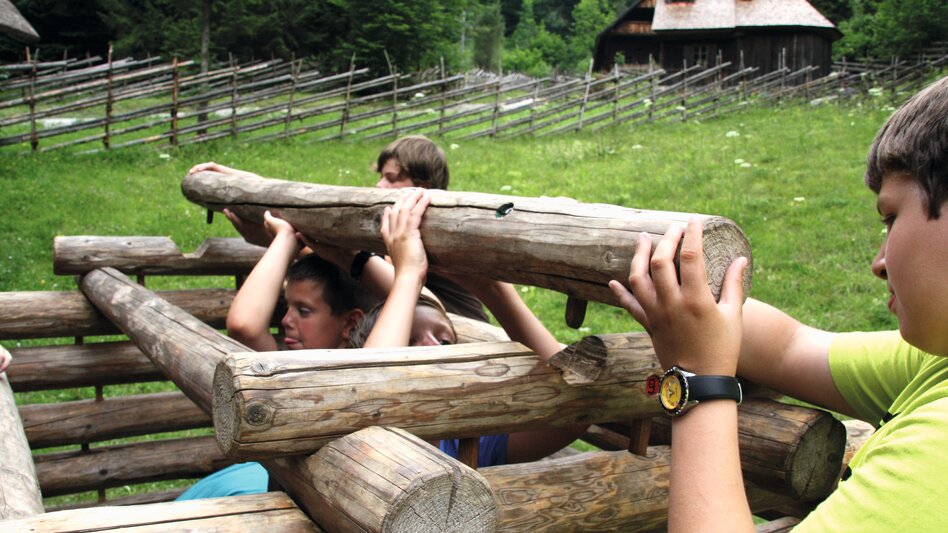 Kinder bauen im Rahmen eines Schulprogrammes ein Blockhaus | © Österreichisches Freilichtmuseum/UMJ