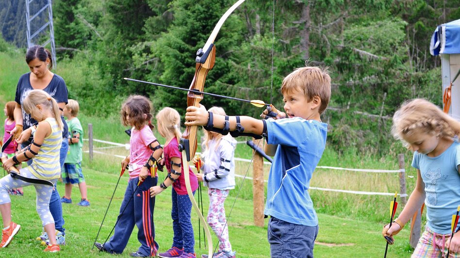 Kinder beim Bogenschießen | © Styrassic Park GmbH
