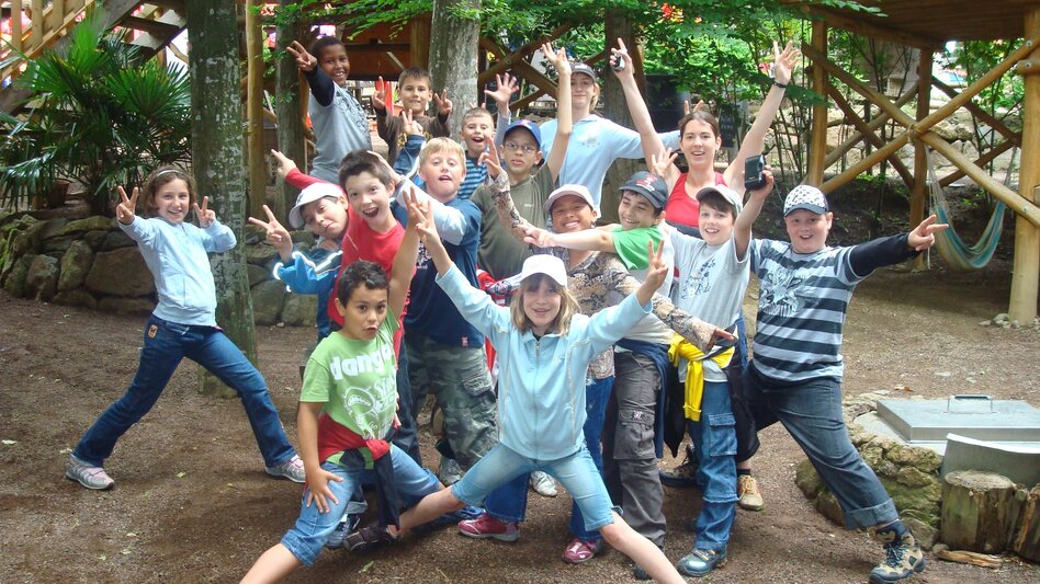 Kindergruppe vor Baumhäusern | © Styrassic Park GmbH