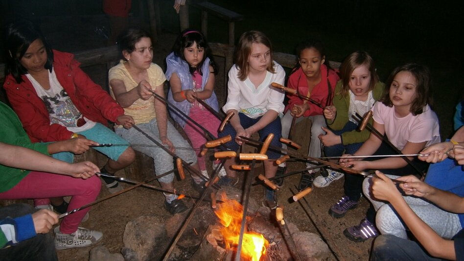 Kinder beim Grillen am Lagerfeuer | © Styrassic Park GmbH
