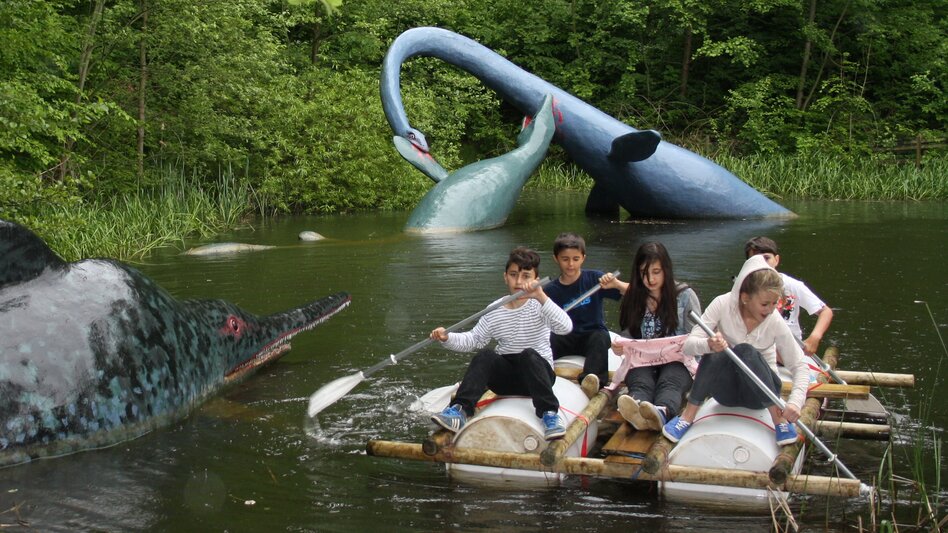 Kinder auf dem Floß im Wasser | © Styrassic Park GmbH