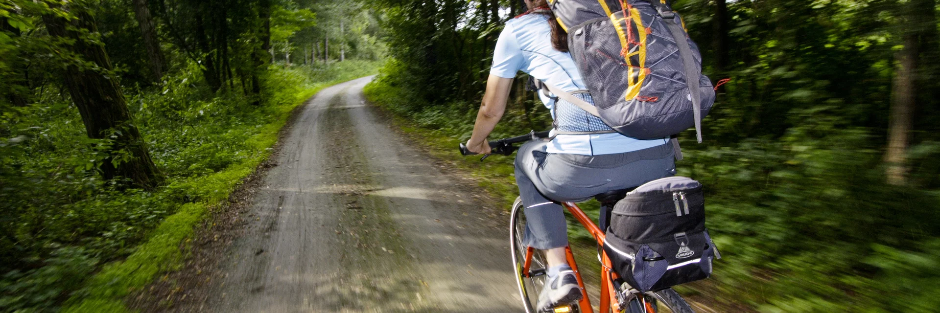Fahrradfahrerin mit großem Rucksack | © Steiermark-Tourismus | Gerhard Eisenschink