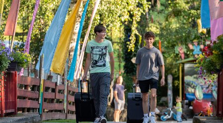 Jugendliche reisen mit Gepäck an oder ab | © Steiermark-Tourismus | Jesse Streibl