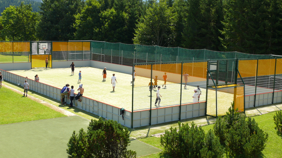 Der Funcourt kann als Basketball- oder Fußballplatz bespielt werden.