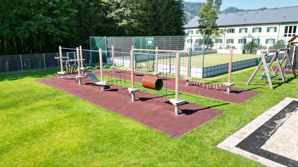 Balancierparcours mit verschiedenen Elementen wie Röhren zum Durchklettern oder Netze zum Klettern.