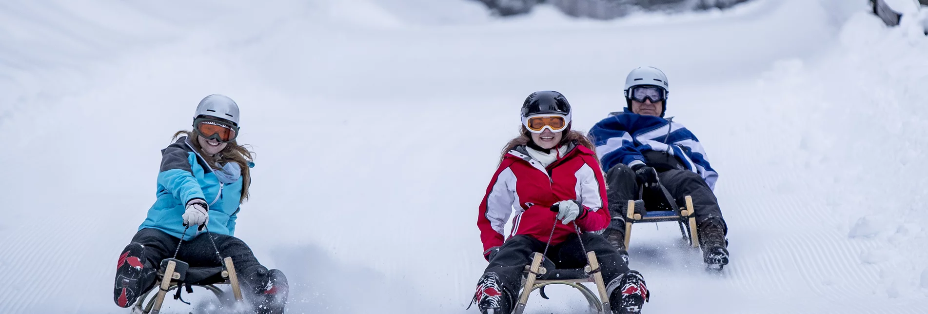Drei Personen beim Rodeln auf einer Schneepiste | © Salzstiegl Tourismus GmbH