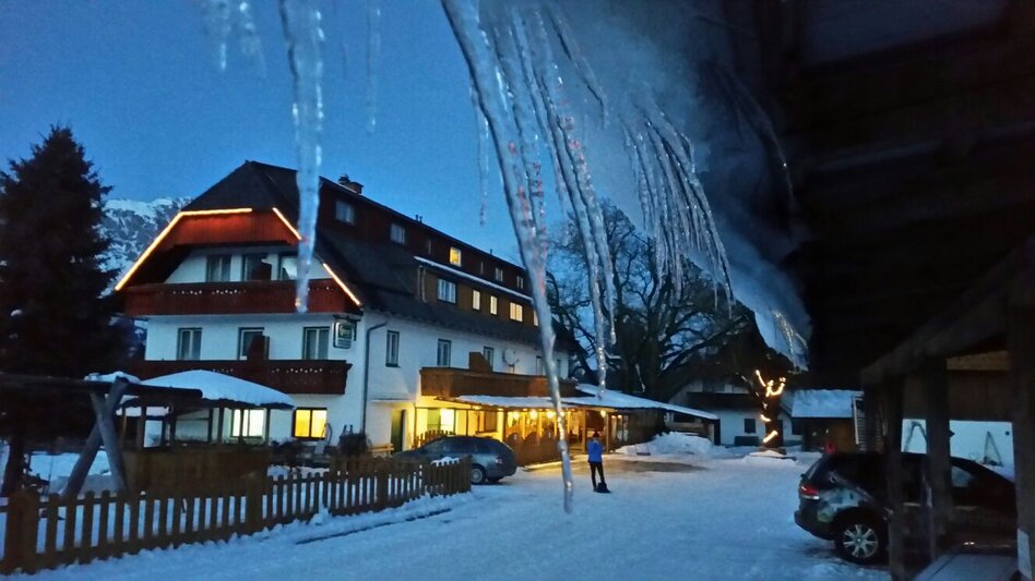 Der Pürcherhof an einem Winterabend