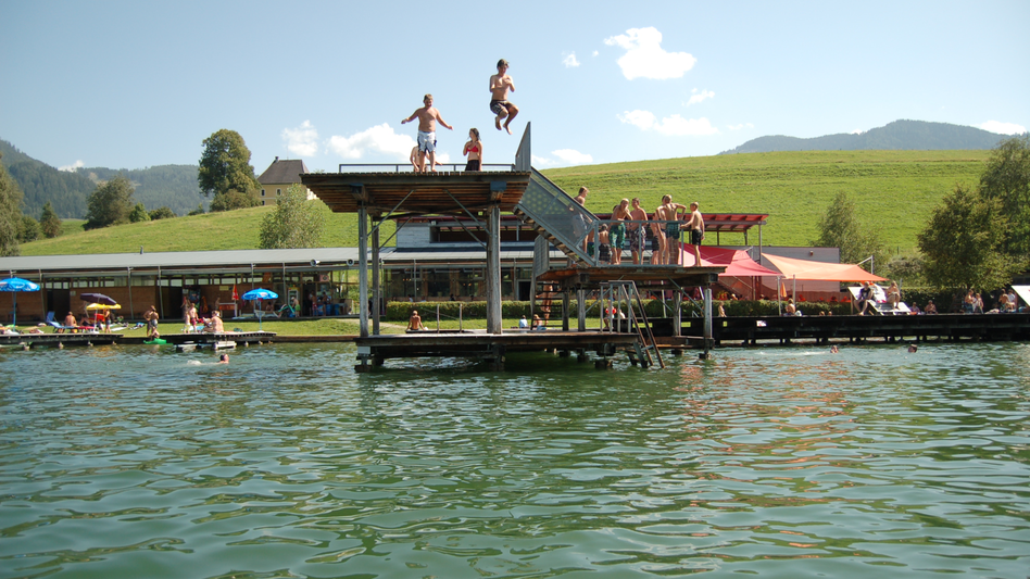 Der Sprungturm im Putterersee-Strandbad