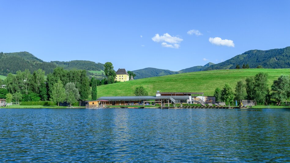 Der Putterersee mit dem Puttererschlössl im Hintergrund