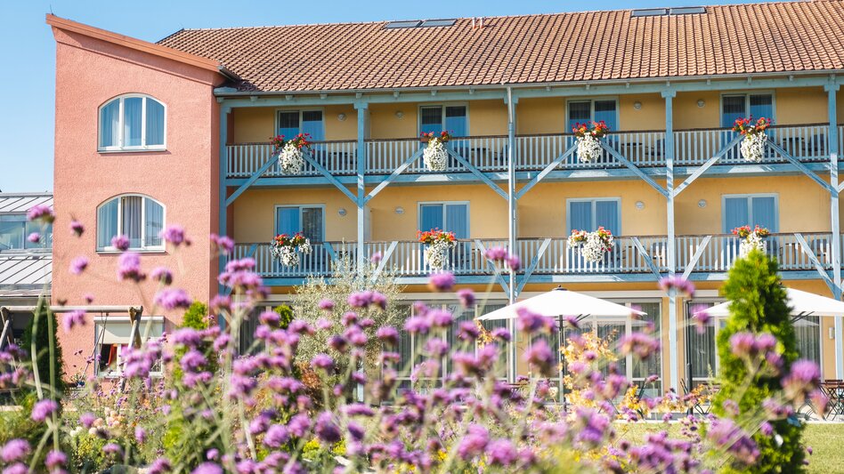 JUFA Hotel Vulkanland Außenansicht mit Balkonen