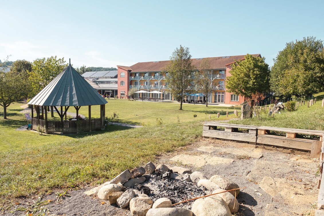 JUFA Hotel Vulkanland Außenanlage und Feuerstelle | © Hotel JUFA | Thomas Leibetseder