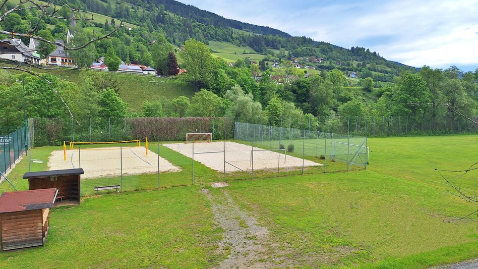 Beachvolleyball-, Beachsoccer- und Fußballplatz