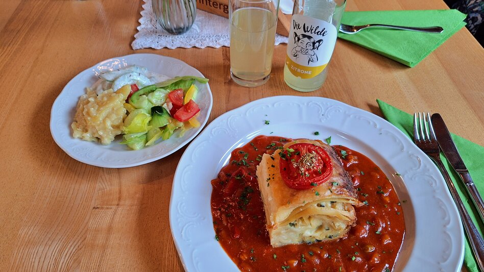 Abendessen mit Saltbuffet, Zucchinilasagne und regionaler Limonade in der Pension Zechnerhof