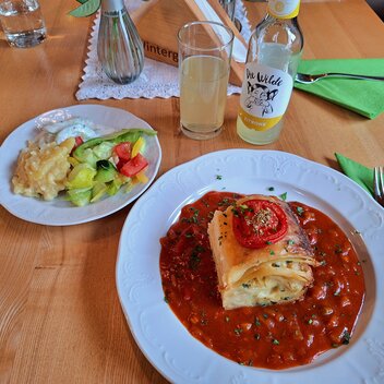 Abendessen mit frischer Hausmannskost und regionaler Limonade | © Young Styria | Livia Stranz