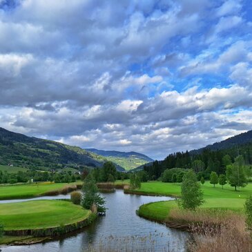 Ausblick auf den Golfplatz mit schöner Bergkulisse vom Zimmerbalkon. Pension Zechnerhof in Murau.