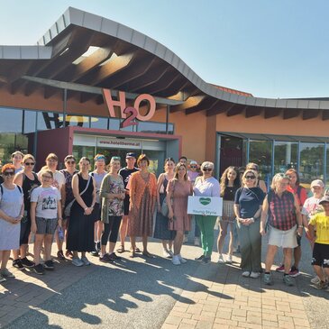 Gruppenfoto der StudienreiseteilnehmerInnen vor der H2O Therme