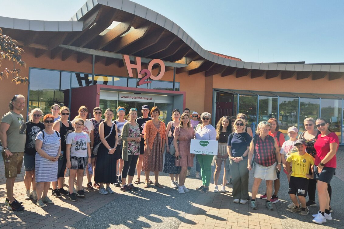 Gruppenfoto vor der H2O Therme | © Young Styria