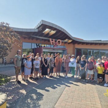 Gruppenfoto vor der H2O Therme | © Young Styria